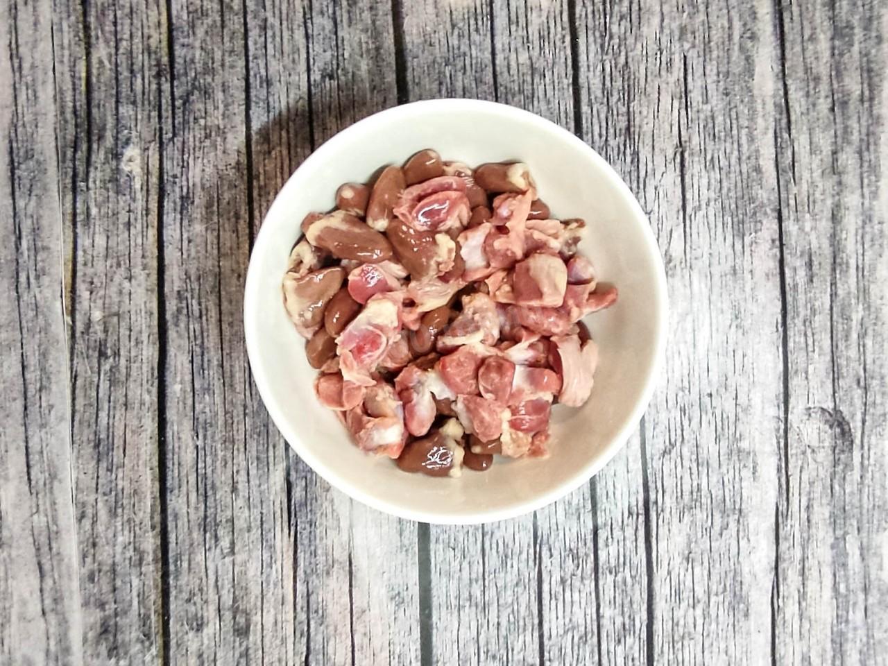 Шаг 2 приготовления Куриные желудки и сердечки тушеные на сковороде в сметане