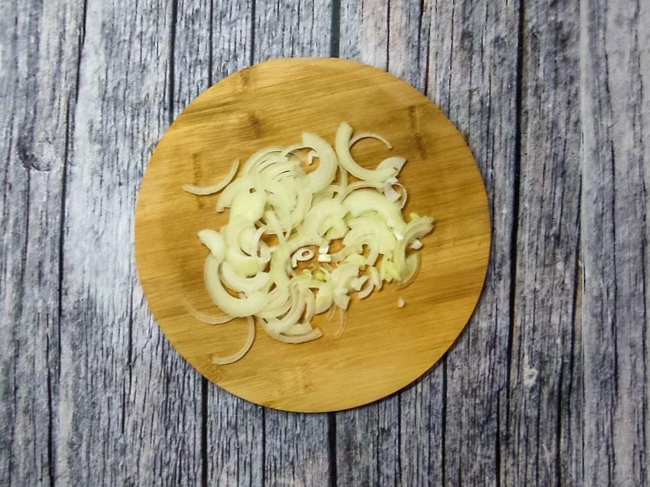 Шаг 3 приготовления Куриные желудки и сердечки тушеные на сковороде в сметане