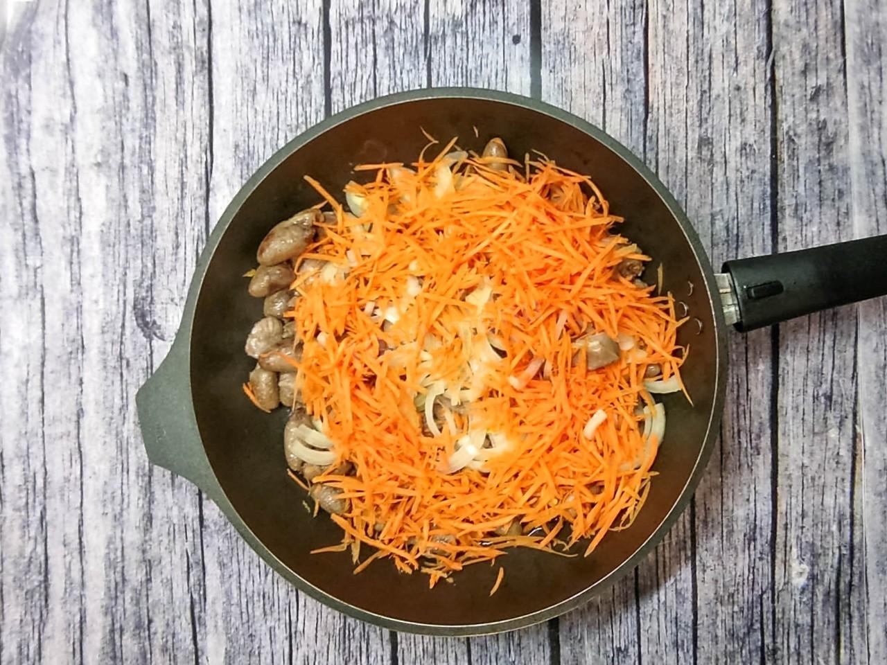 Шаг 6 приготовления Куриные желудки и сердечки тушеные на сковороде в сметане