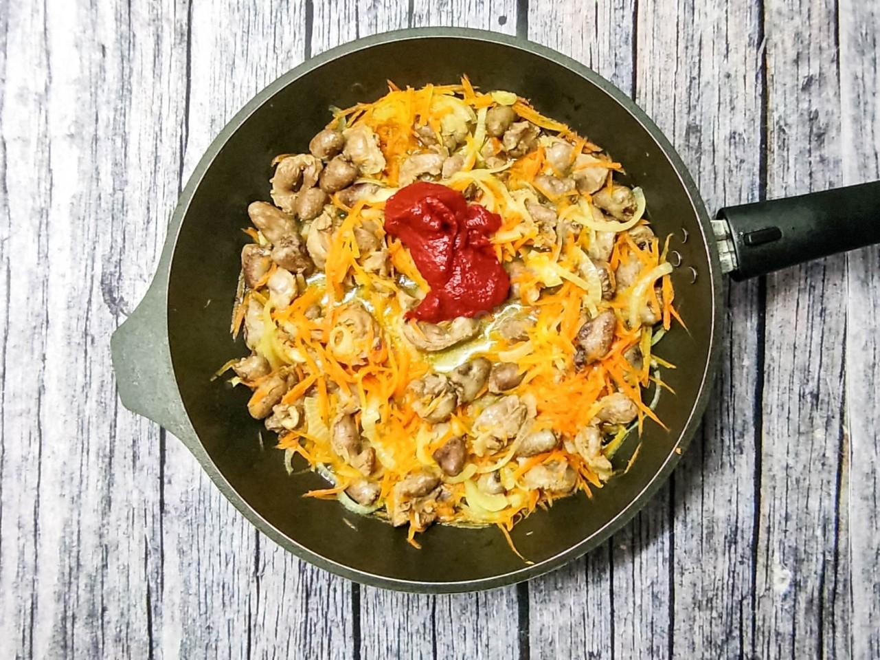 Шаг 7 приготовления Куриные желудки и сердечки тушеные на сковороде в сметане