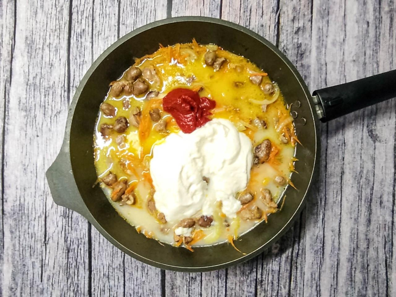 Шаг 8 приготовления Куриные желудки и сердечки тушеные на сковороде в сметане