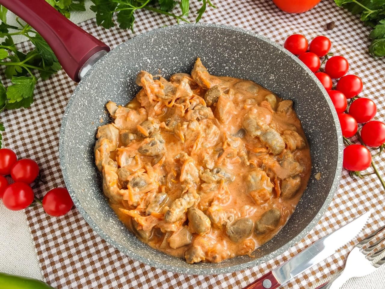 Шаг 9 приготовления Куриные желудки и сердечки тушеные на сковороде в сметане
