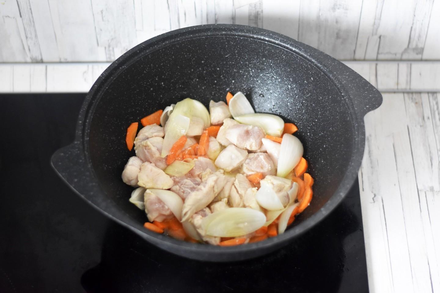Шаг 6 приготовления Плов на плите в казане из курицы
