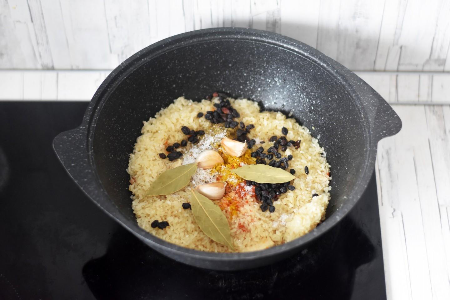 Шаг 7 приготовления Плов на плите в казане из курицы