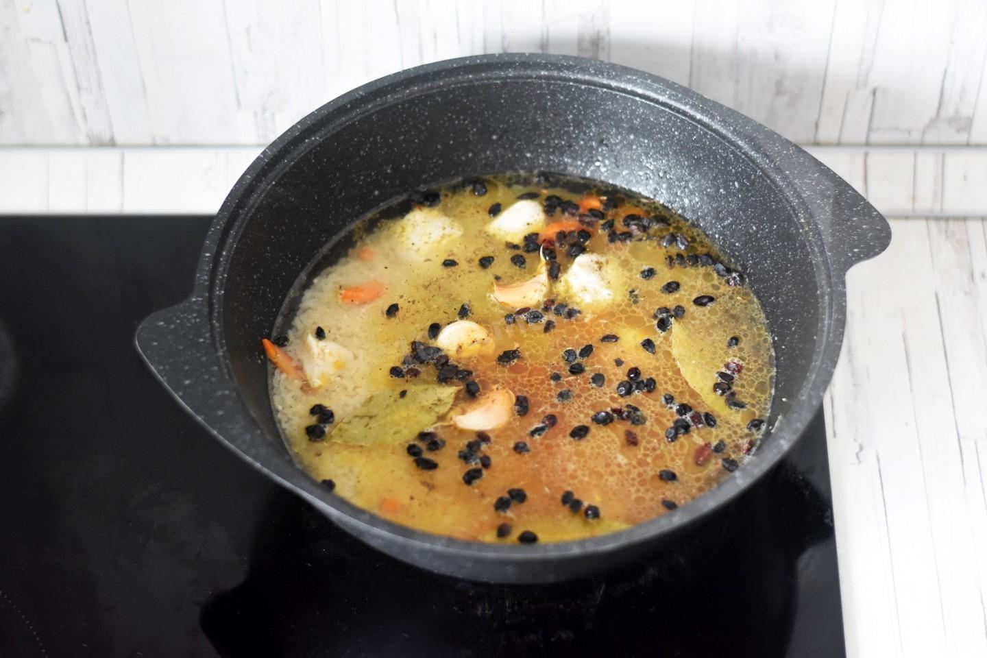 Шаг 8 приготовления Плов на плите в казане из курицы