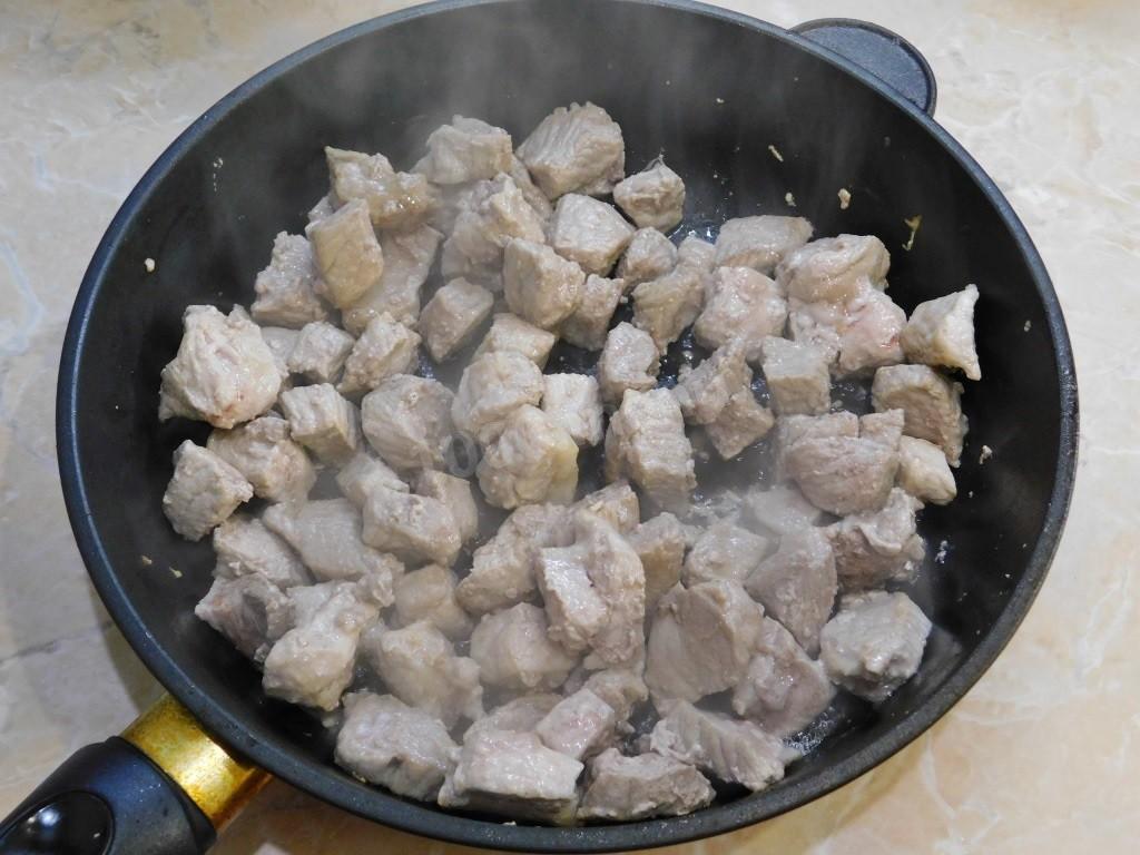 Шаг 2 приготовления Гуляш из свинины со сметаной