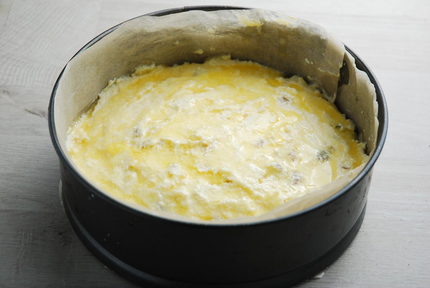 Шаг 6 приготовления Запеканка с манкой и изюмом без сметаны в духовке