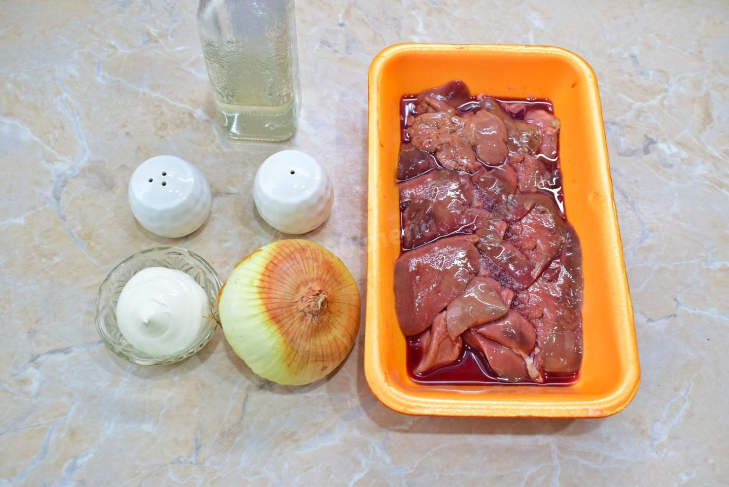 Шаг 1 приготовления Куриная печень на сковороде с майонезом