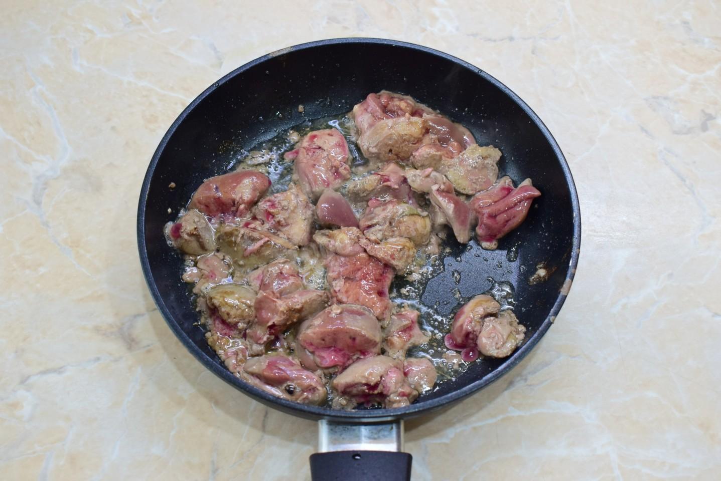 Шаг 2 приготовления Куриная печень на сковороде с майонезом