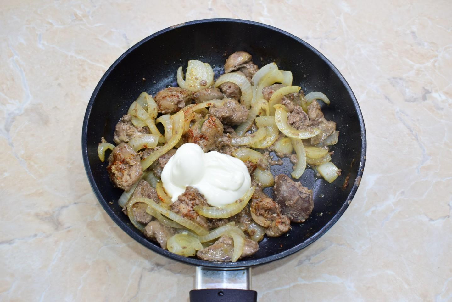 Шаг 4 приготовления Куриная печень на сковороде с майонезом