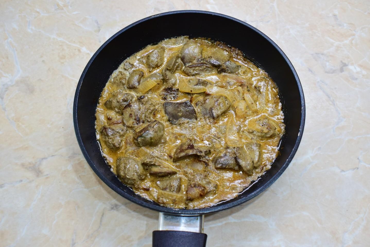 Шаг 5 приготовления Куриная печень на сковороде с майонезом