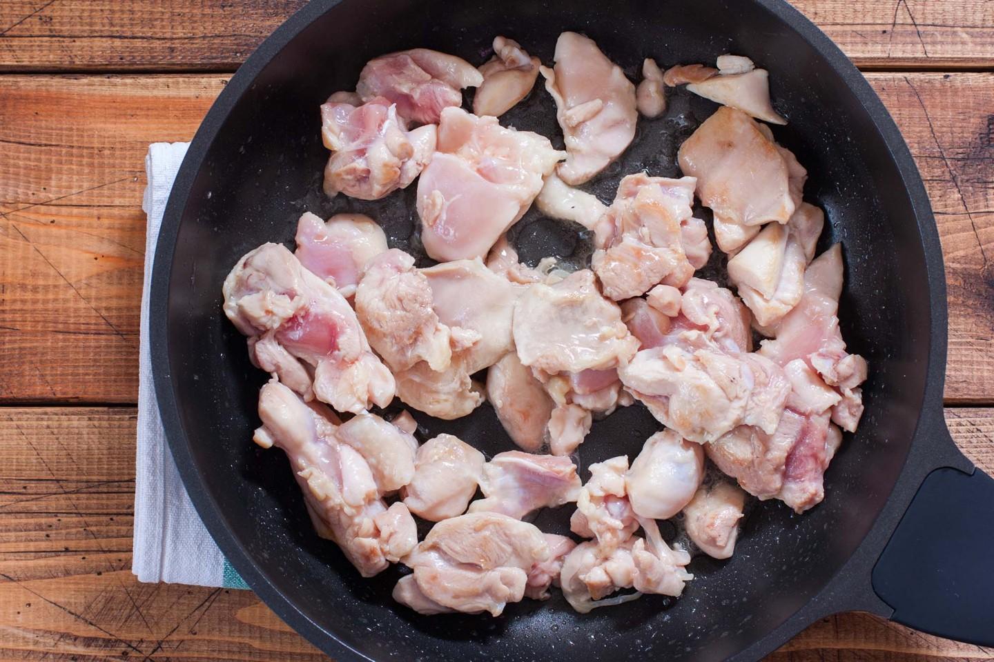 Шаг 4 приготовления Жареная картошка с курицей на сковороде