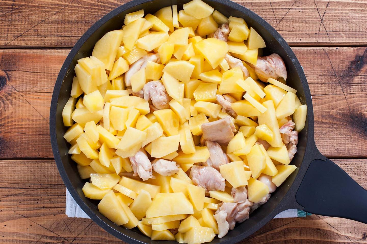 Шаг 5 приготовления Жареная картошка с курицей на сковороде