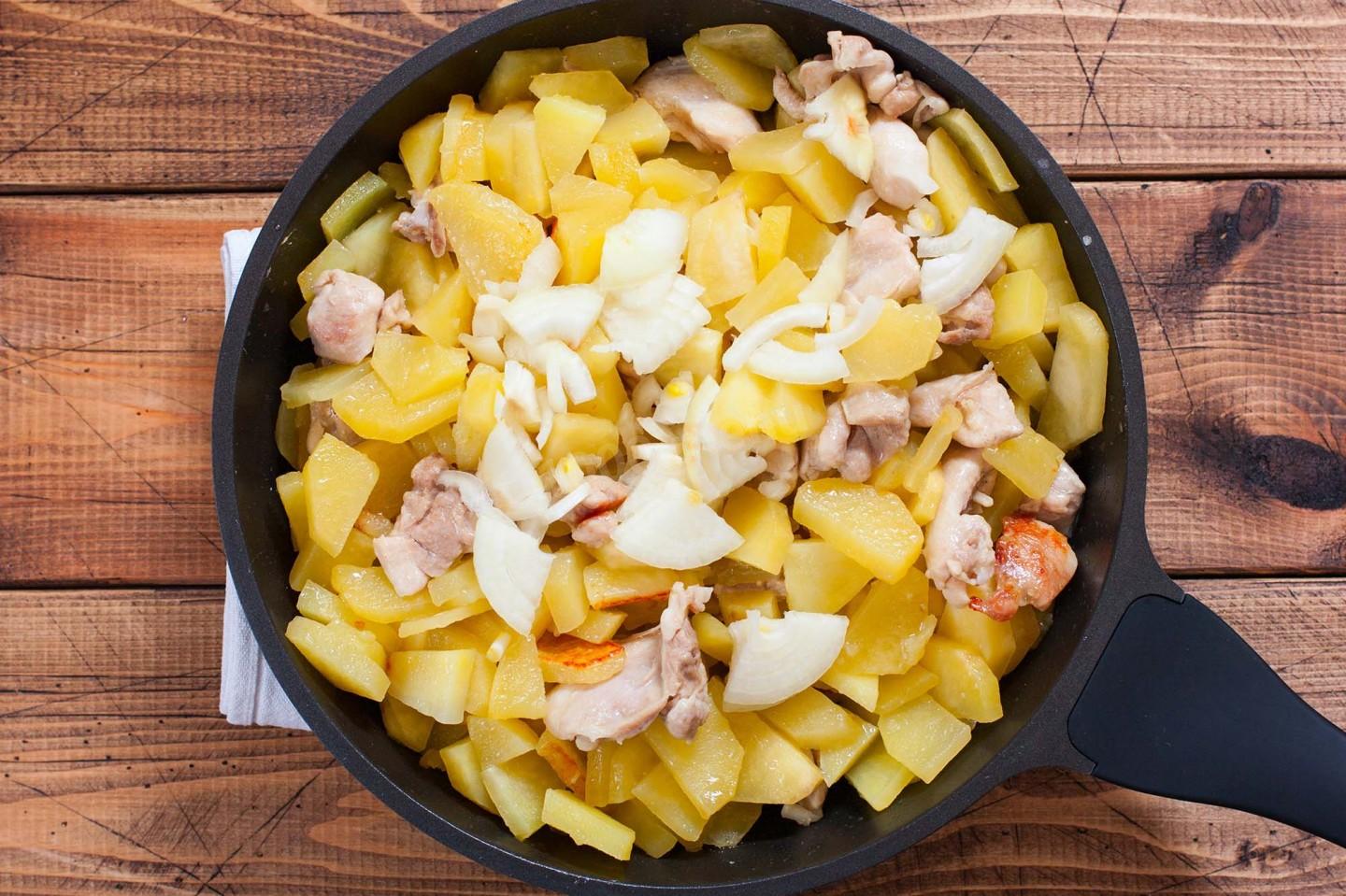 Шаг 6 приготовления Жареная картошка с курицей на сковороде