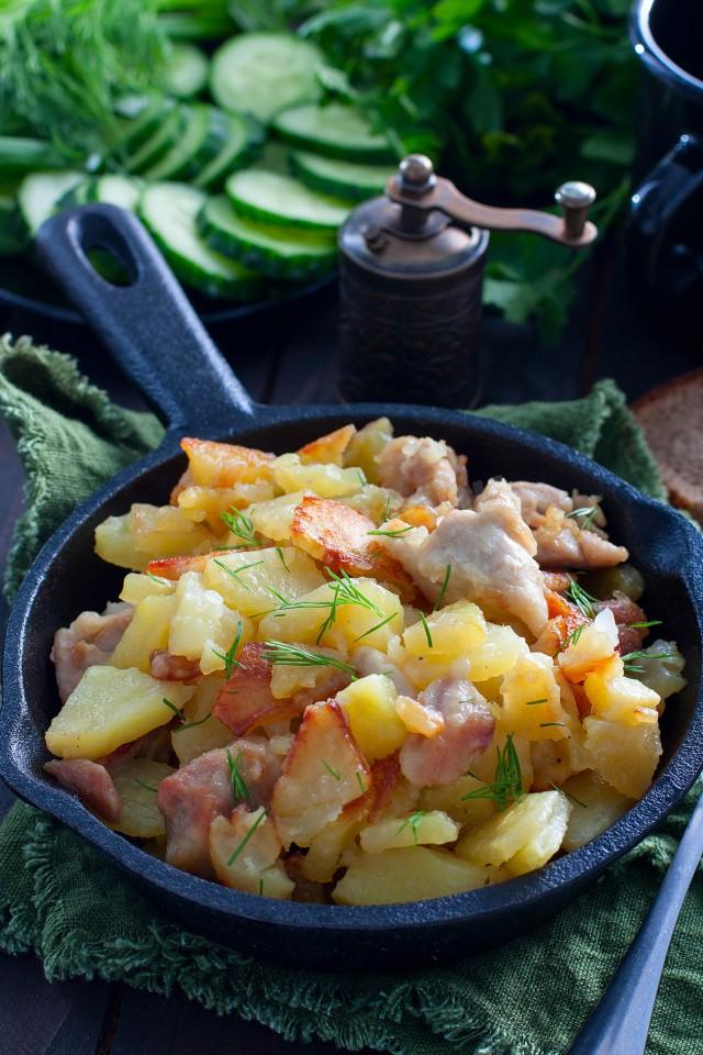 Шаг 7 приготовления Жареная картошка с курицей на сковороде