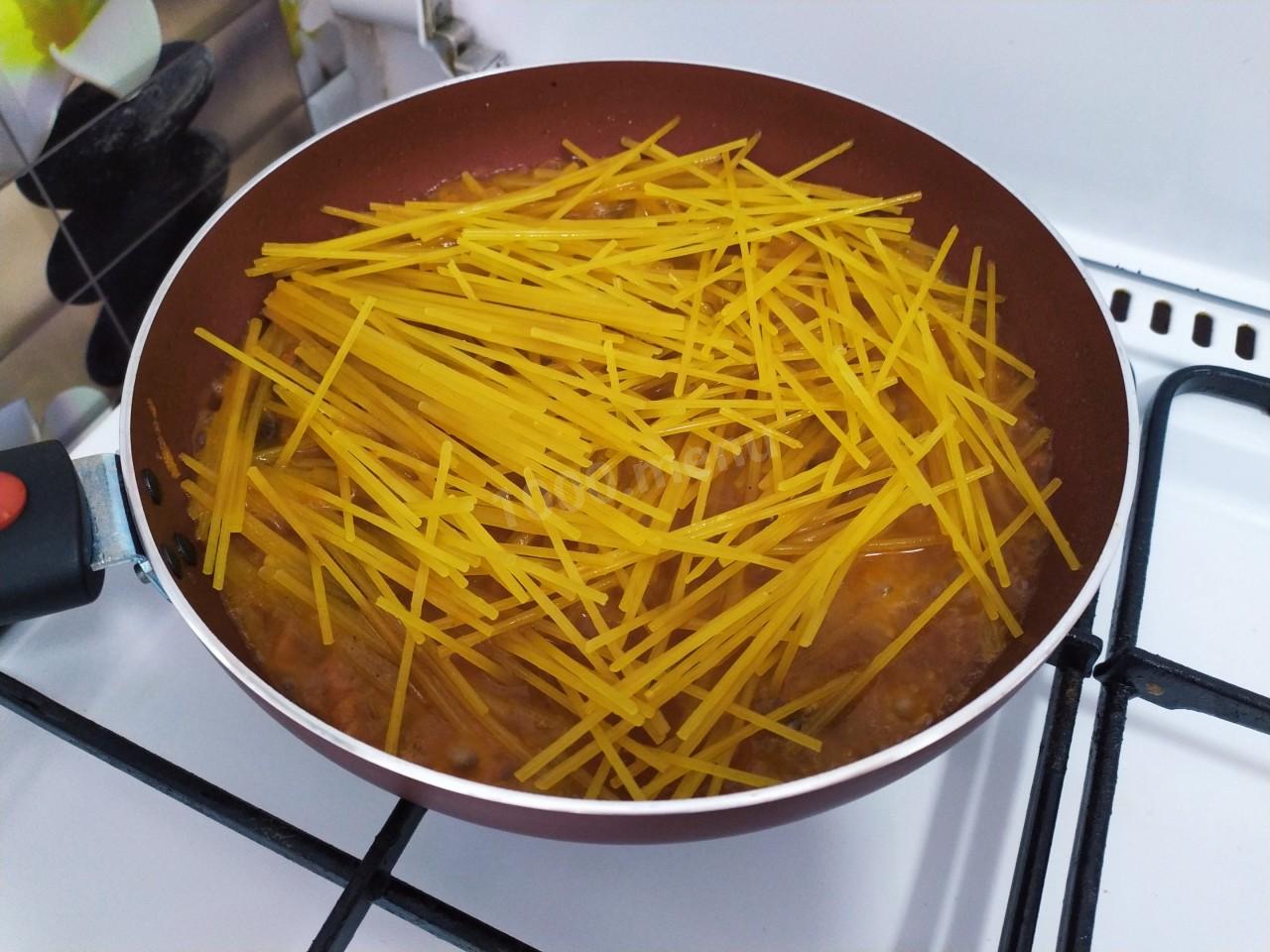 Шаг 8 приготовления Вермишель с мясом на сковороде