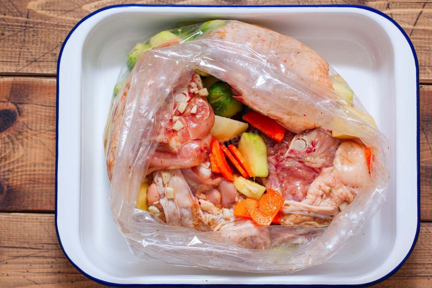 Шаг 6 приготовления Курица с овощами в рукаве в духовке