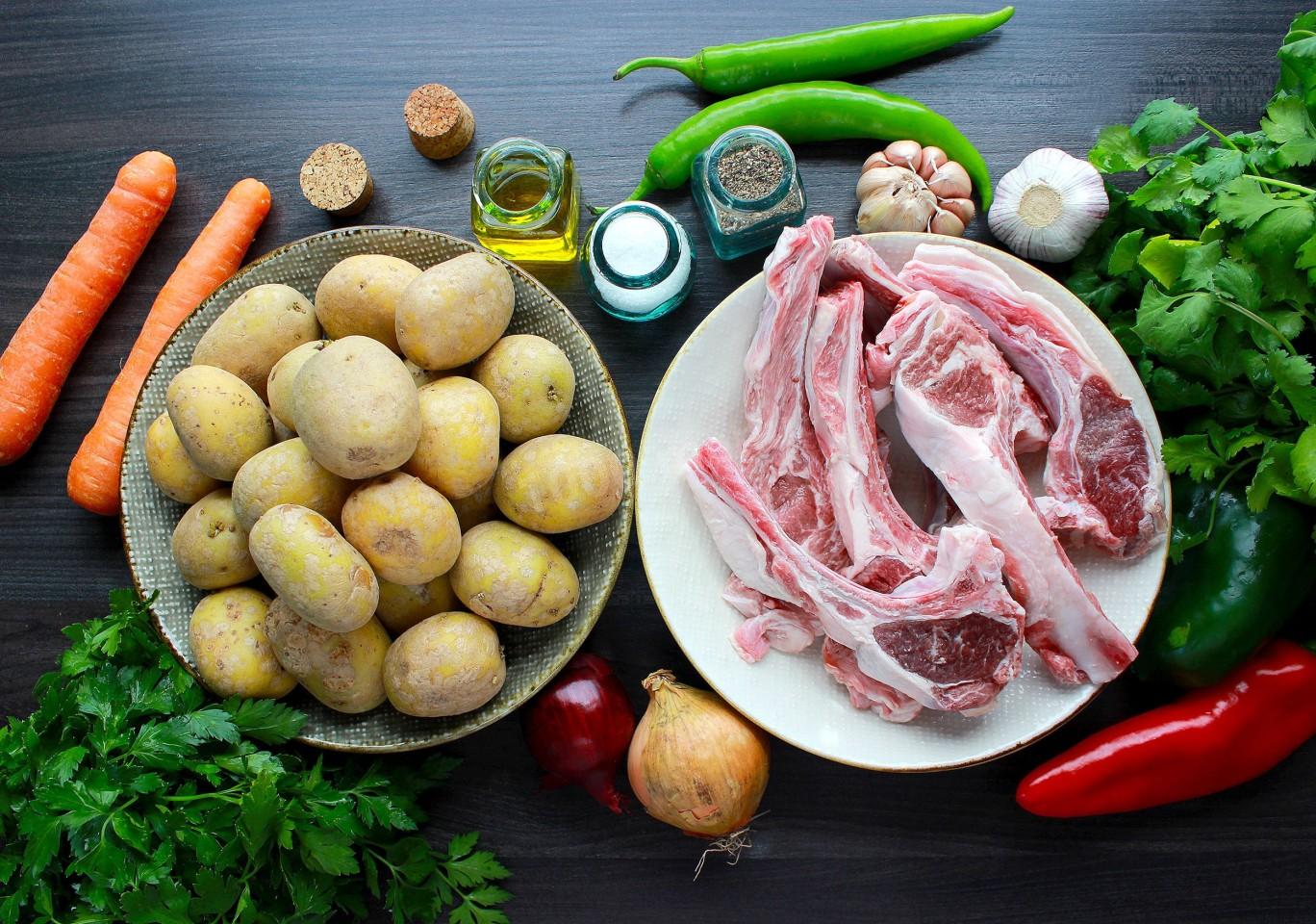 Шаг 1 приготовления Баранина с картошкой в казане
