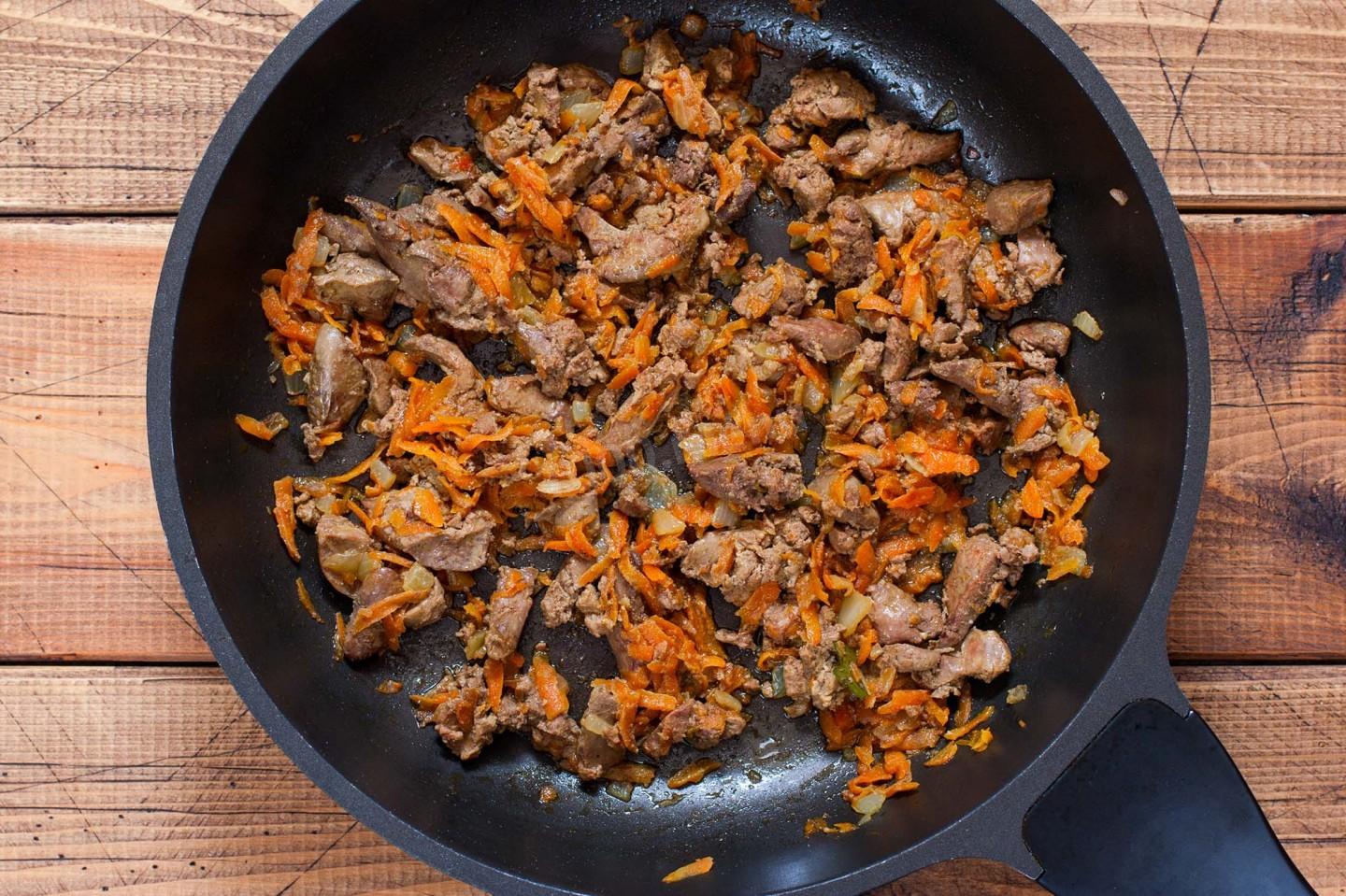 Шаг 4 приготовления Печень с макаронами