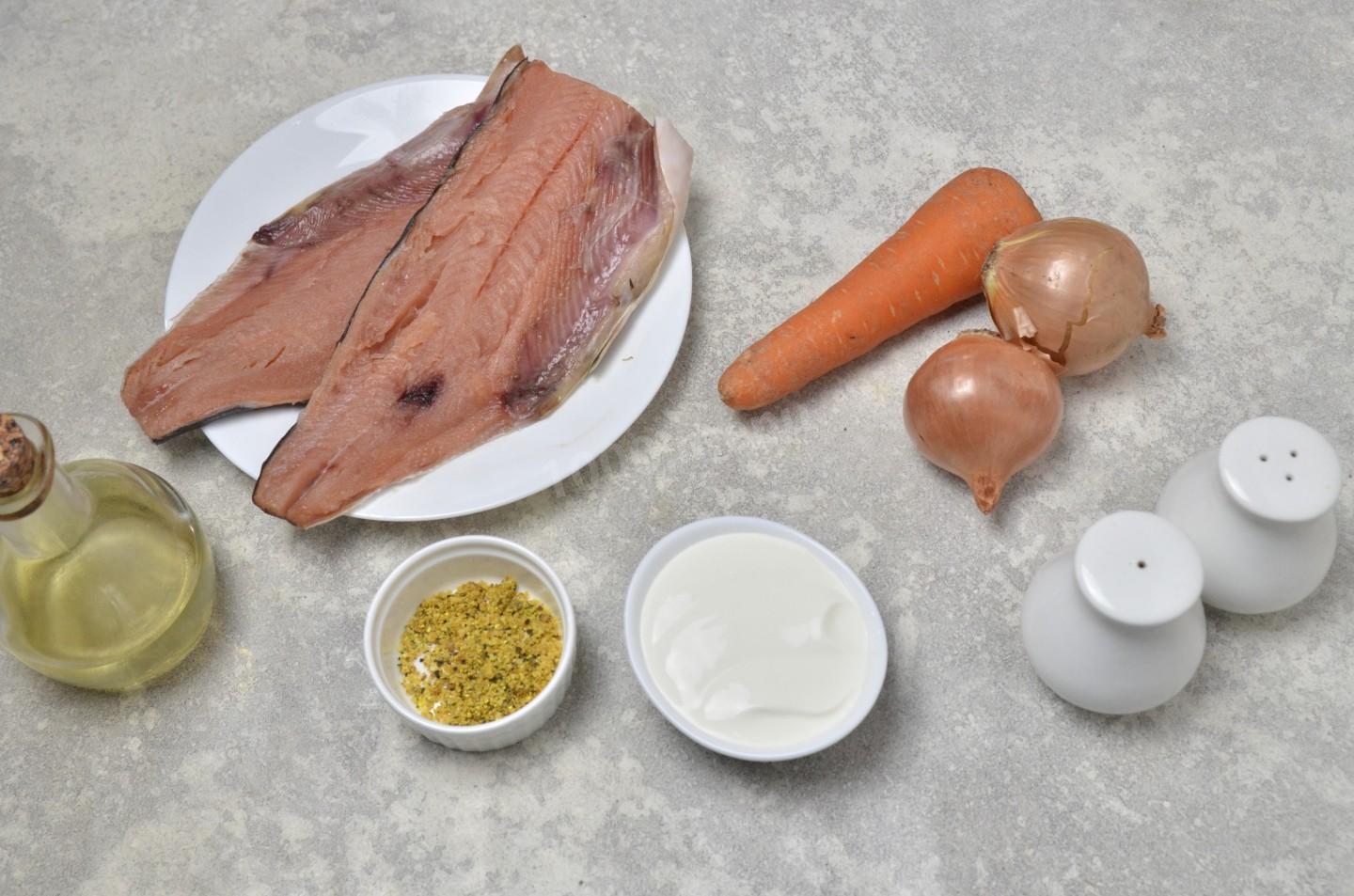 Шаг 1 приготовления Рыба с морковью и луком в духовке запеченная