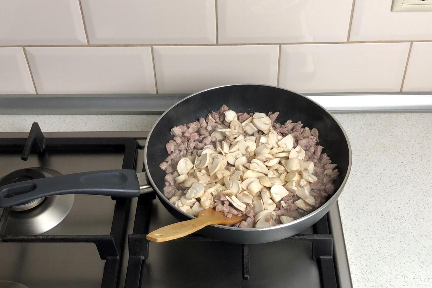 Шаг 9 приготовления Лазанья с курицей грибами и соусом бешамель