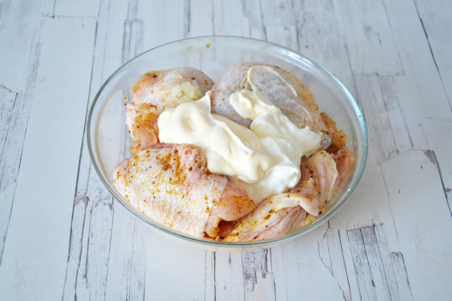 Шаг 3 приготовления Куриные бедра в рукаве в духовке