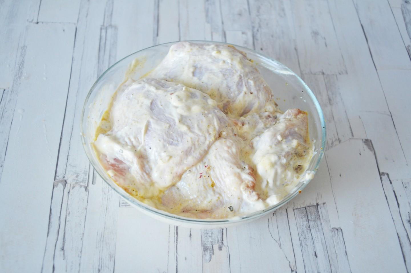 Шаг 4 приготовления Куриные бедра в рукаве в духовке
