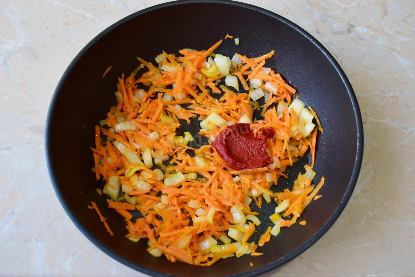 Шаг 2 приготовления Капуста с рисом и мясом тушеная на сковороде