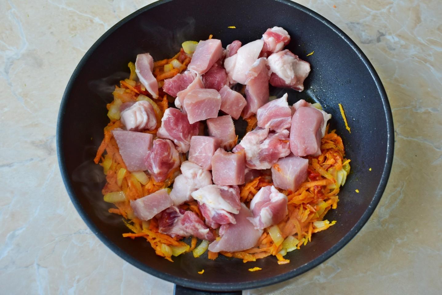 Шаг 4 приготовления Капуста с рисом и мясом тушеная на сковороде