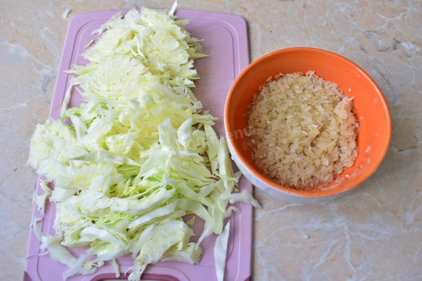 Шаг 5 приготовления Капуста с рисом и мясом тушеная на сковороде