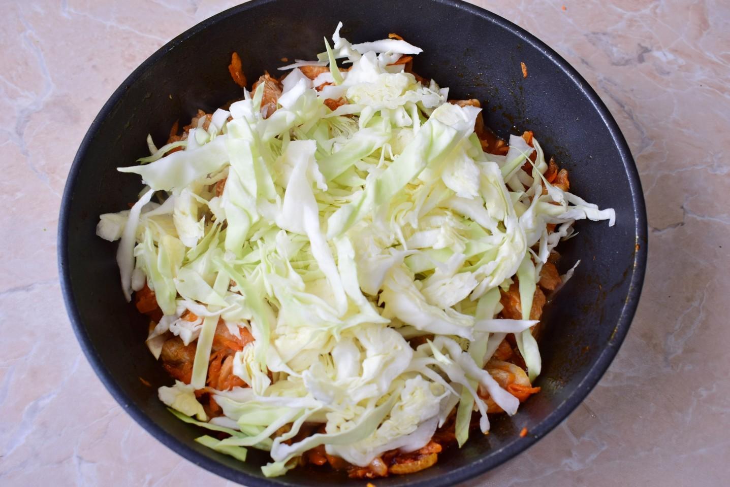 Шаг 6 приготовления Капуста с рисом и мясом тушеная на сковороде