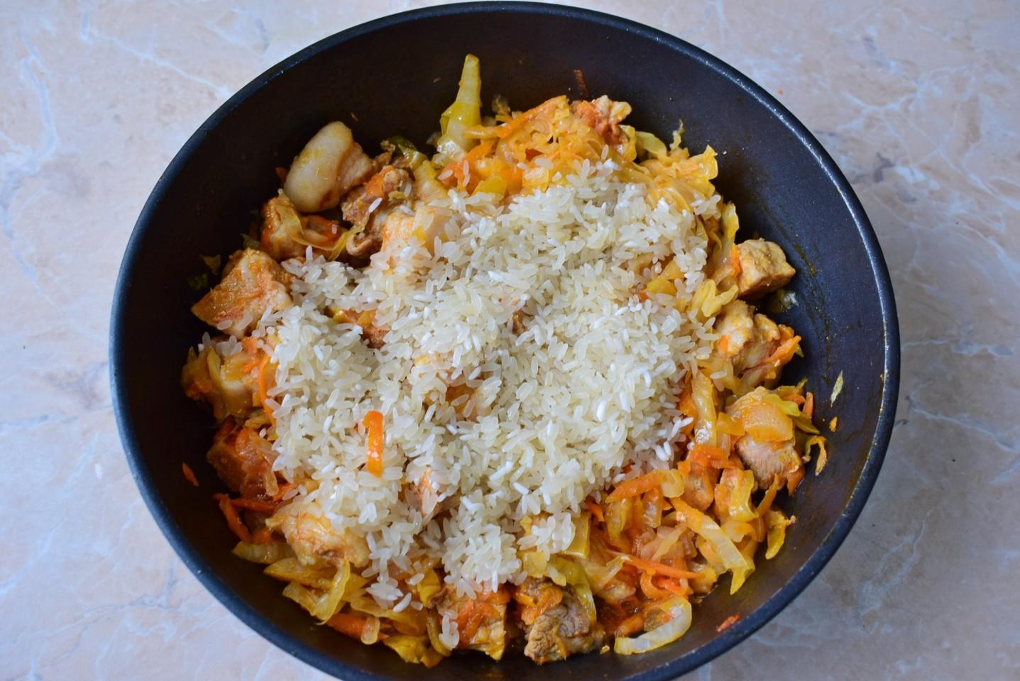 Шаг 7 приготовления Капуста с рисом и мясом тушеная на сковороде