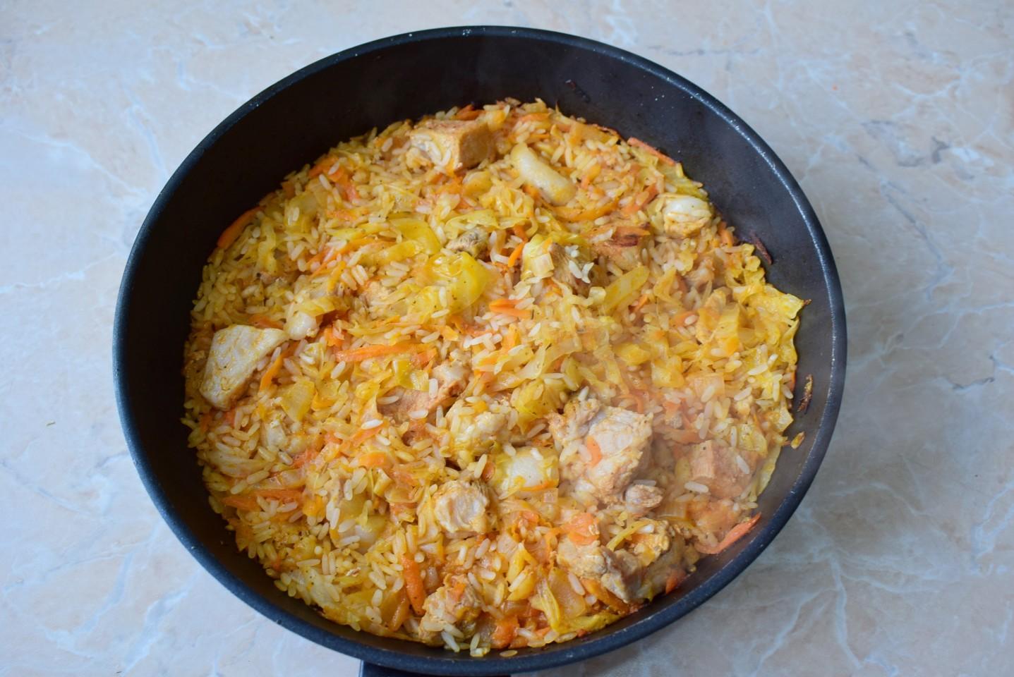Шаг 8 приготовления Капуста с рисом и мясом тушеная на сковороде