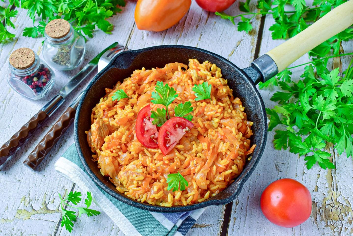 Обложка рецепта Капуста с рисом и мясом тушеная на сковороде