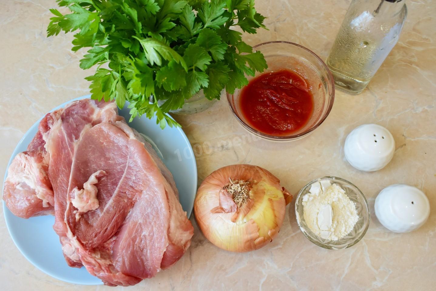 Шаг 1 приготовления Мясо свинина в томатном соусе на сковороде тушеное