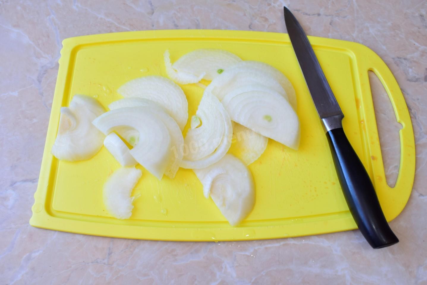 Шаг 3 приготовления Мясо свинина в томатном соусе на сковороде тушеное