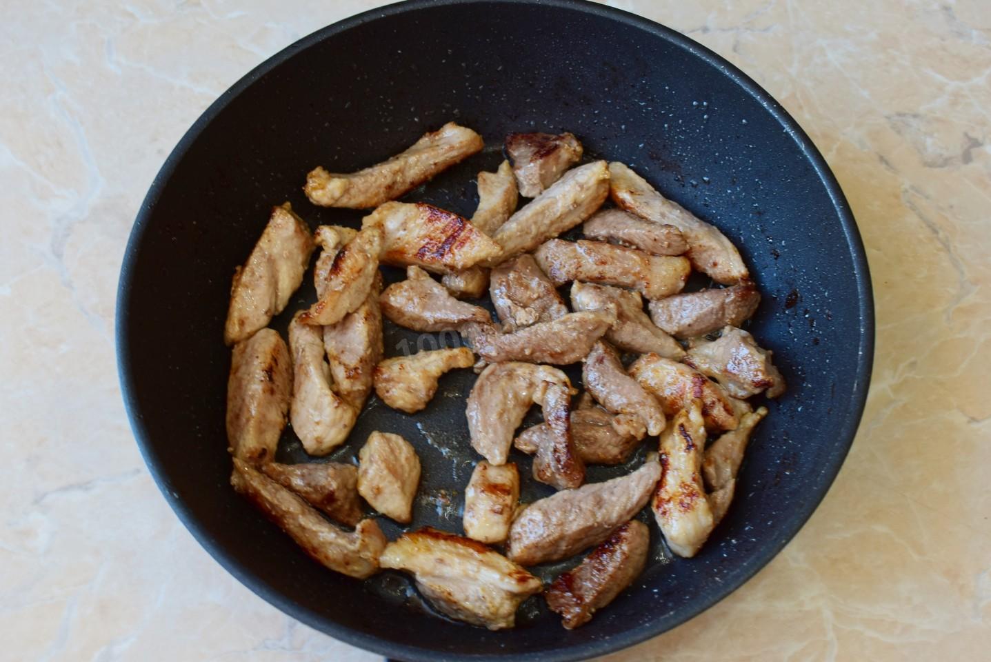 Шаг 4 приготовления Мясо свинина в томатном соусе на сковороде тушеное