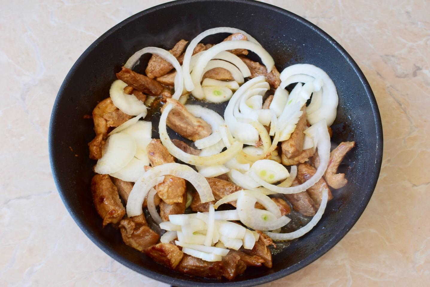 Шаг 6 приготовления Мясо свинина в томатном соусе на сковороде тушеное