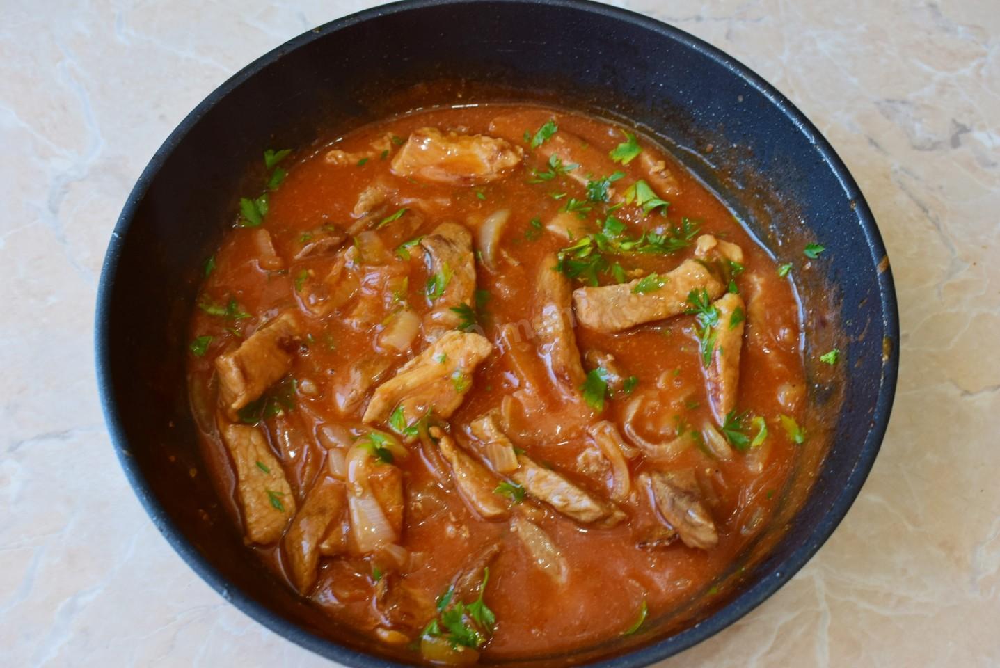 Шаг 8 приготовления Мясо свинина в томатном соусе на сковороде тушеное