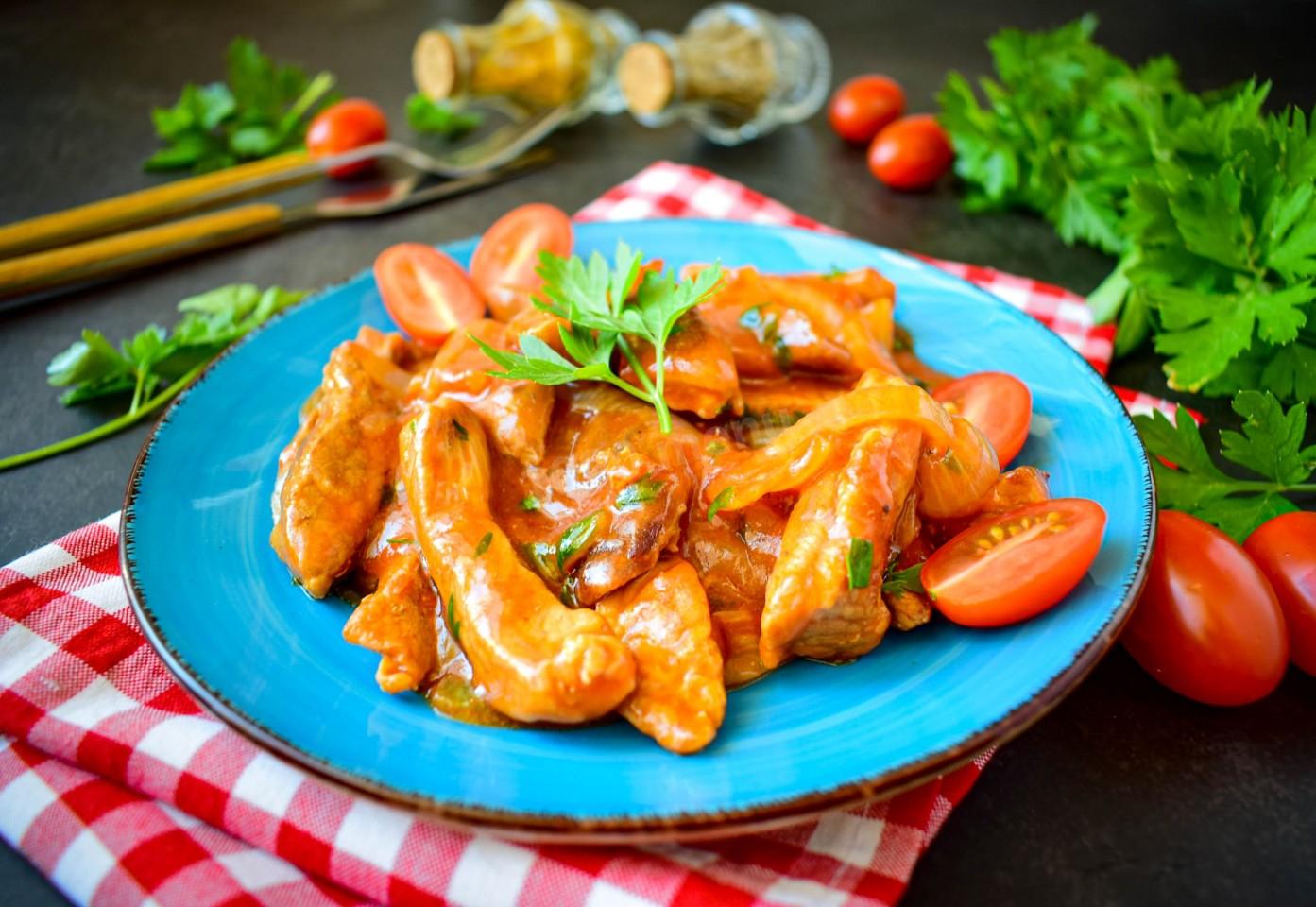 Шаг 9 приготовления Мясо свинина в томатном соусе на сковороде тушеное