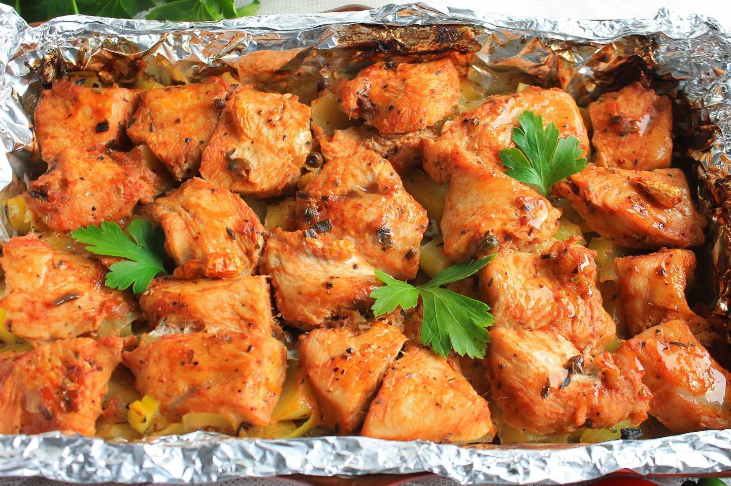 Шаг 12 приготовления Курица с картошкой в фольге в духовке
