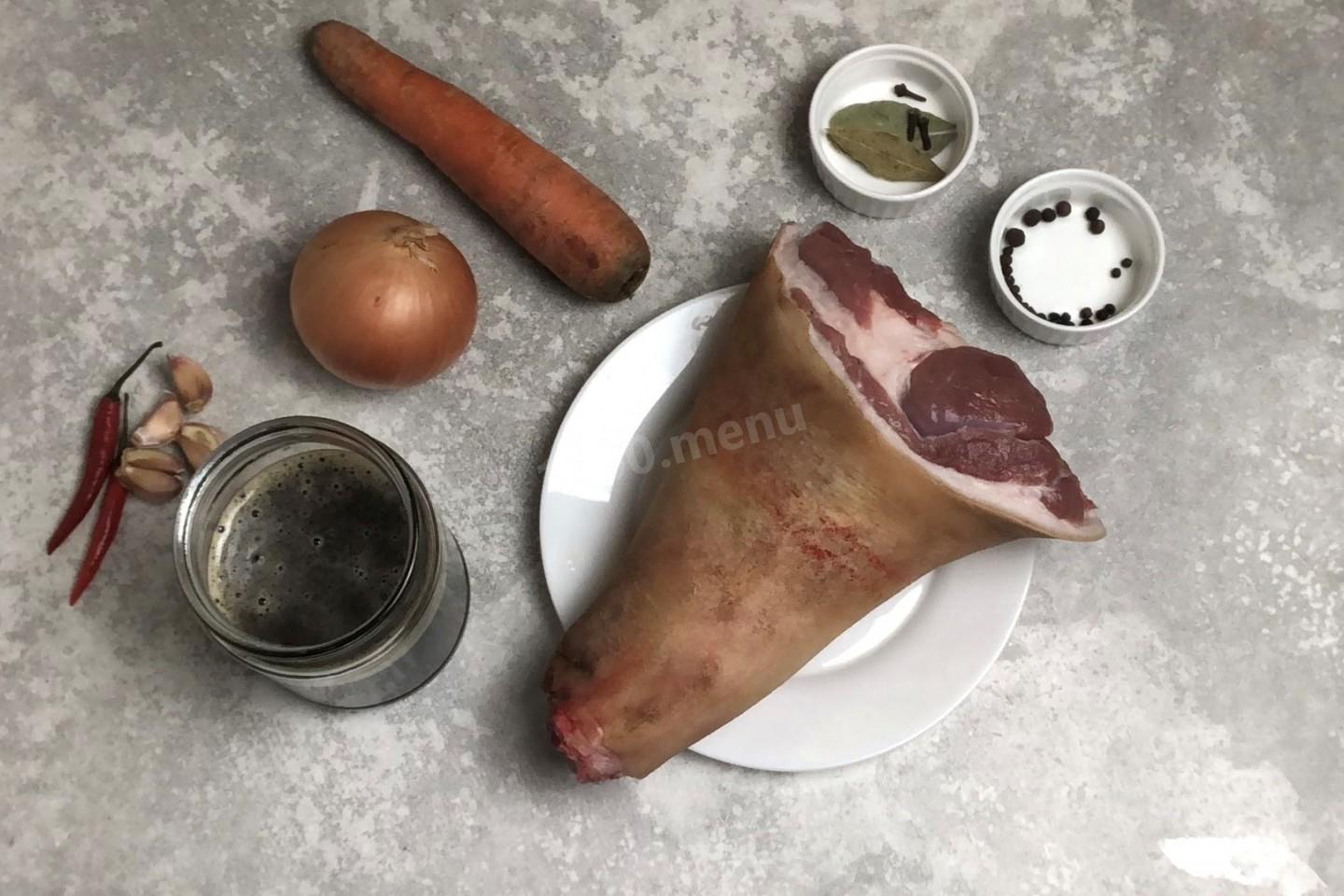 Шаг 1 приготовления Вепрево колено по чешски