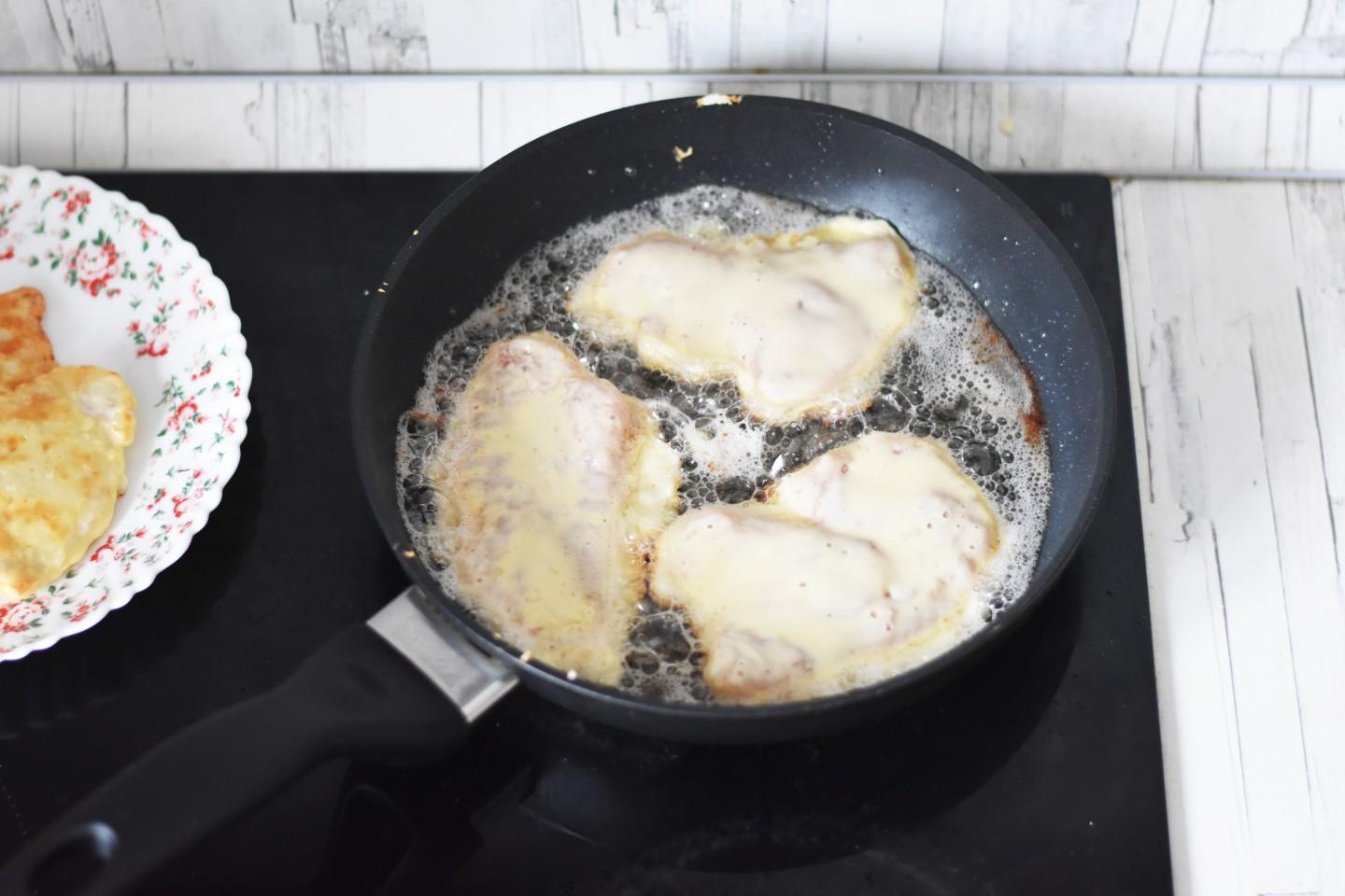 Шаг 11 приготовления Отбивная куриная грудка в кляре
