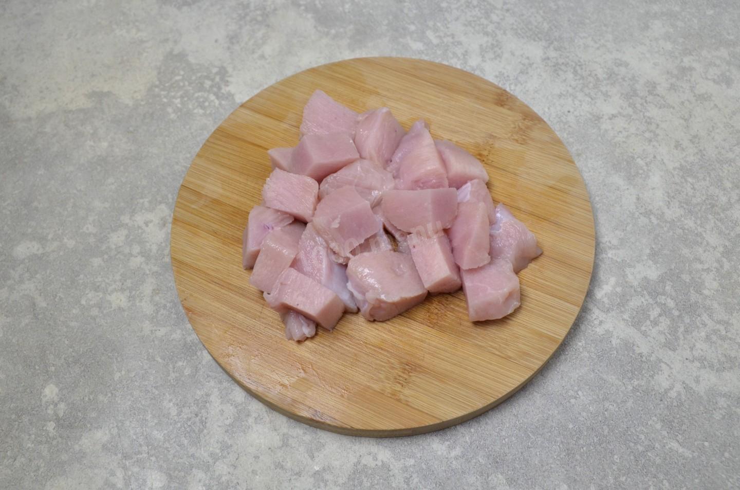 Шаг 2 приготовления Курица с грибами и сыром на сковороде