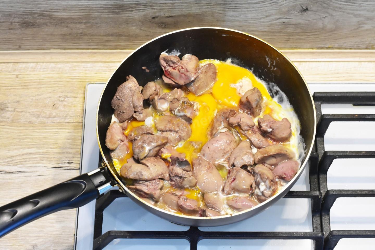 Шаг 7 приготовления Печень с луком и яйцом