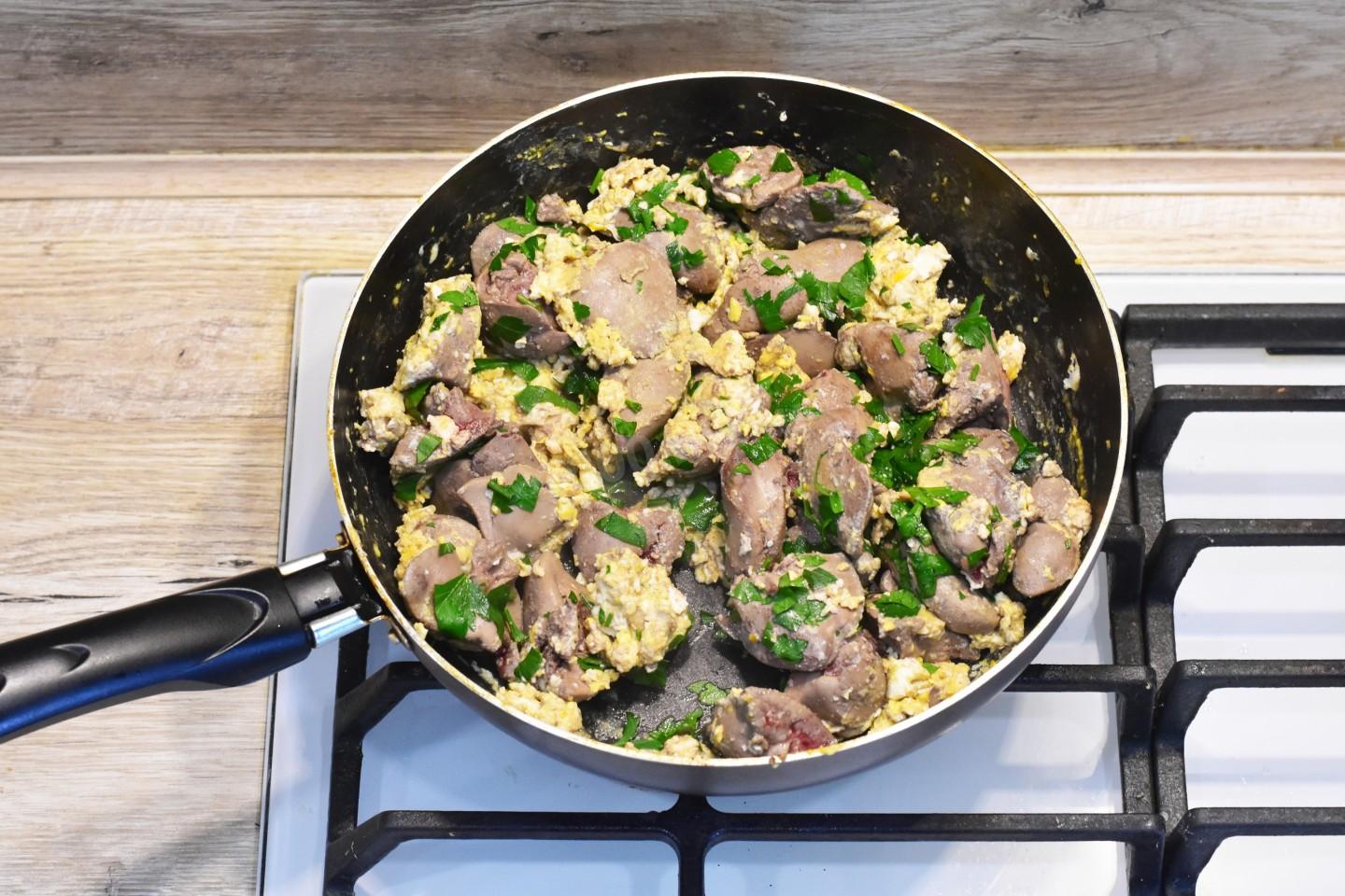 Шаг 8 приготовления Печень с луком и яйцом