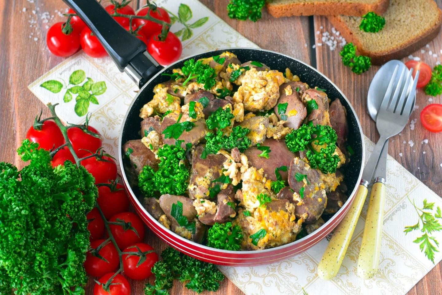 Шаг 9 приготовления Печень с луком и яйцом