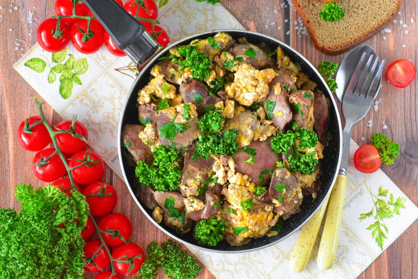 Обложка рецепта Печень с луком и яйцом