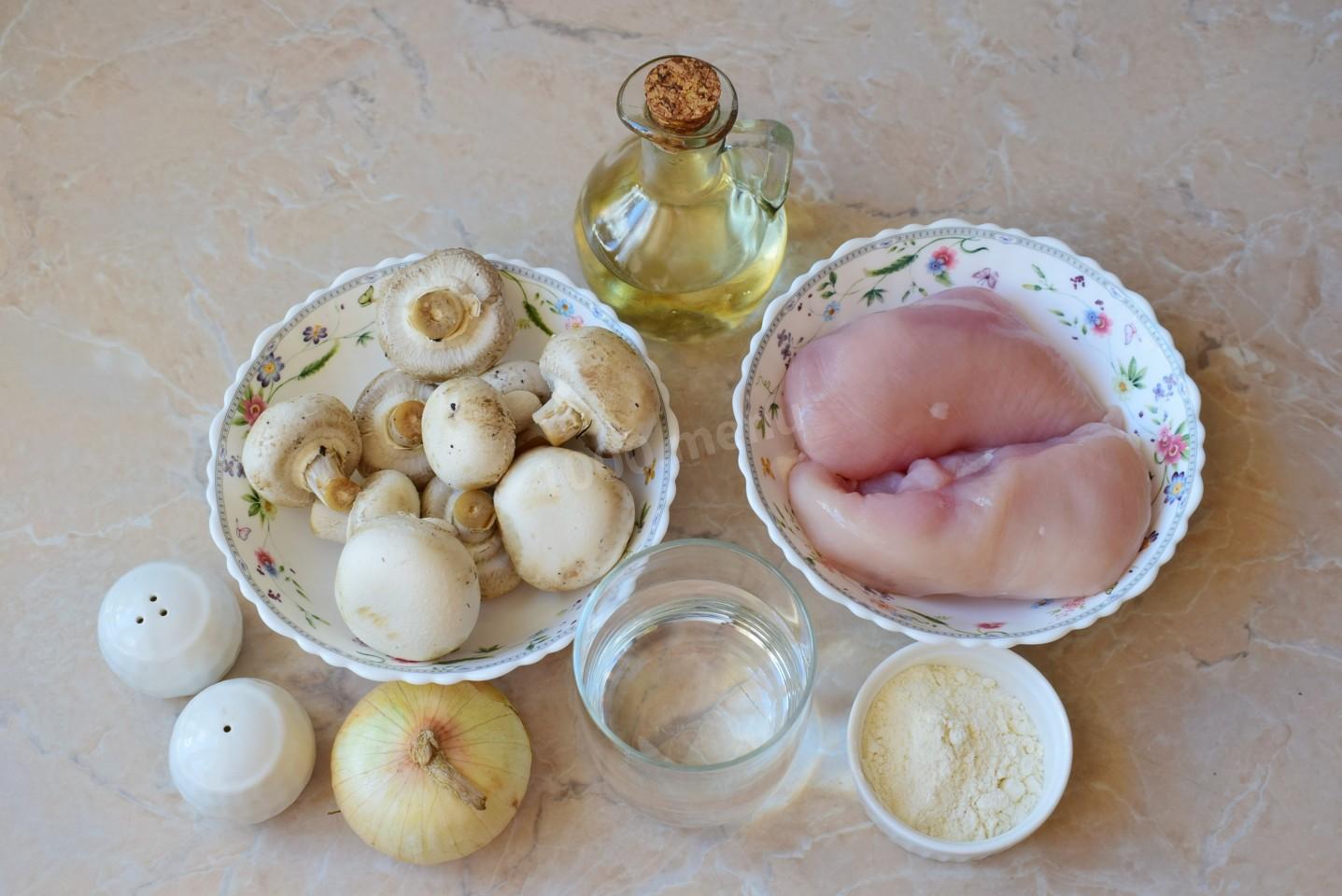 Шаг 1 приготовления Подлива из куриных грудок с мукой и грибами