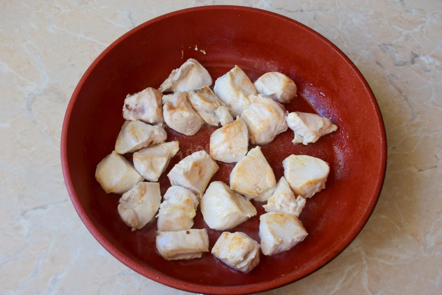 Шаг 3 приготовления Подлива из куриных грудок с мукой и грибами